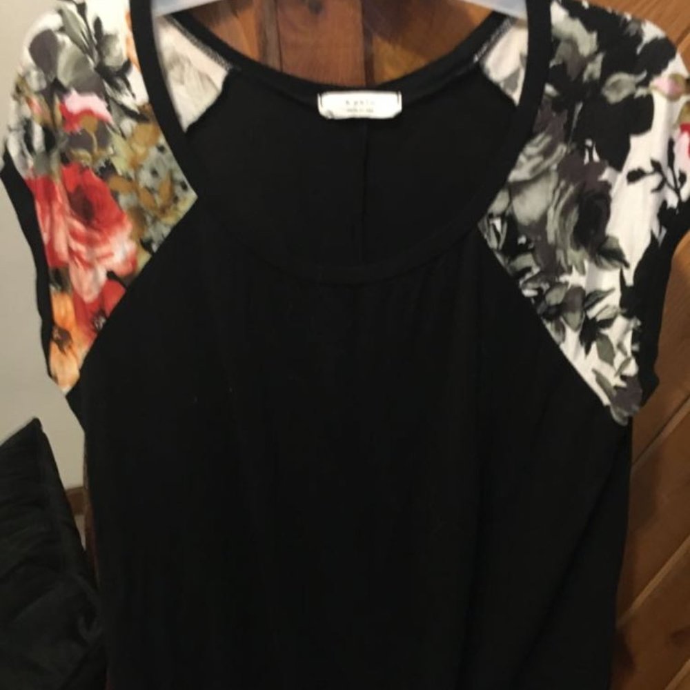 Women's black t shirt XL